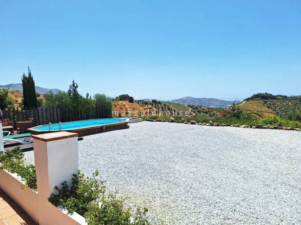 Chalet de 4 habitaciones en Cómpeta en venta con piscina - 330.000 € (Ref: 9537060)