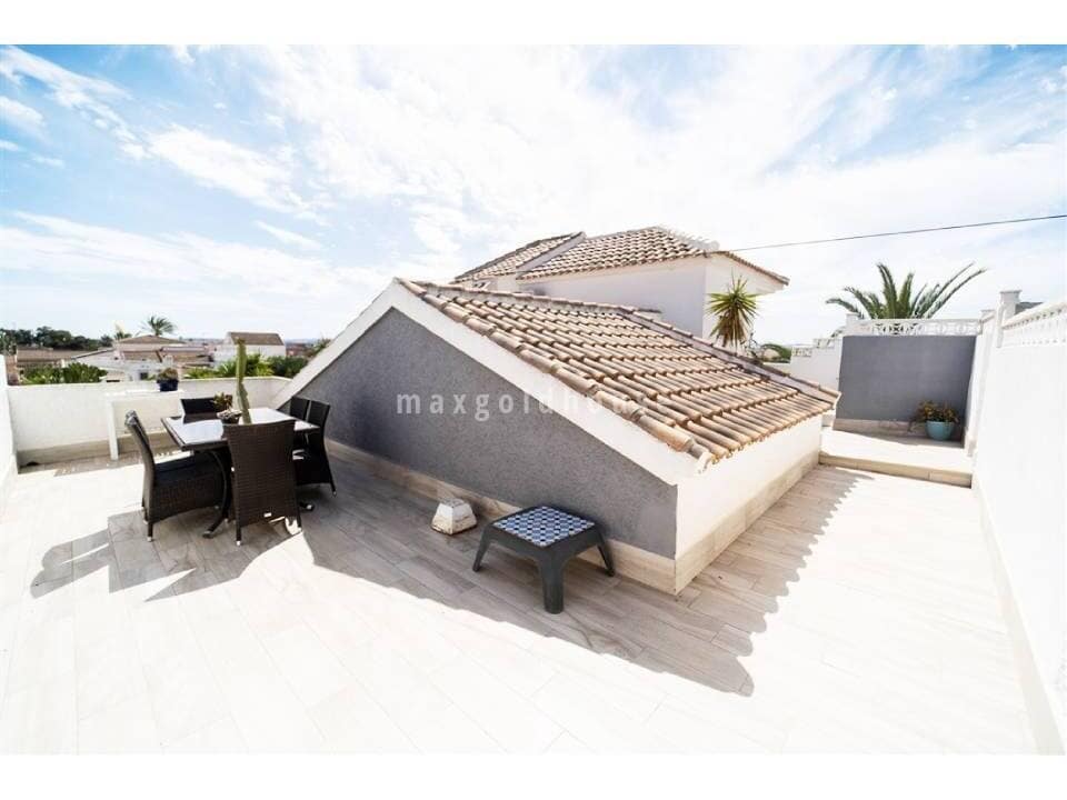 4 slaapkamer Villa te koop in La Siesta met zwembad - € 495.000 (Ref: 9578239)