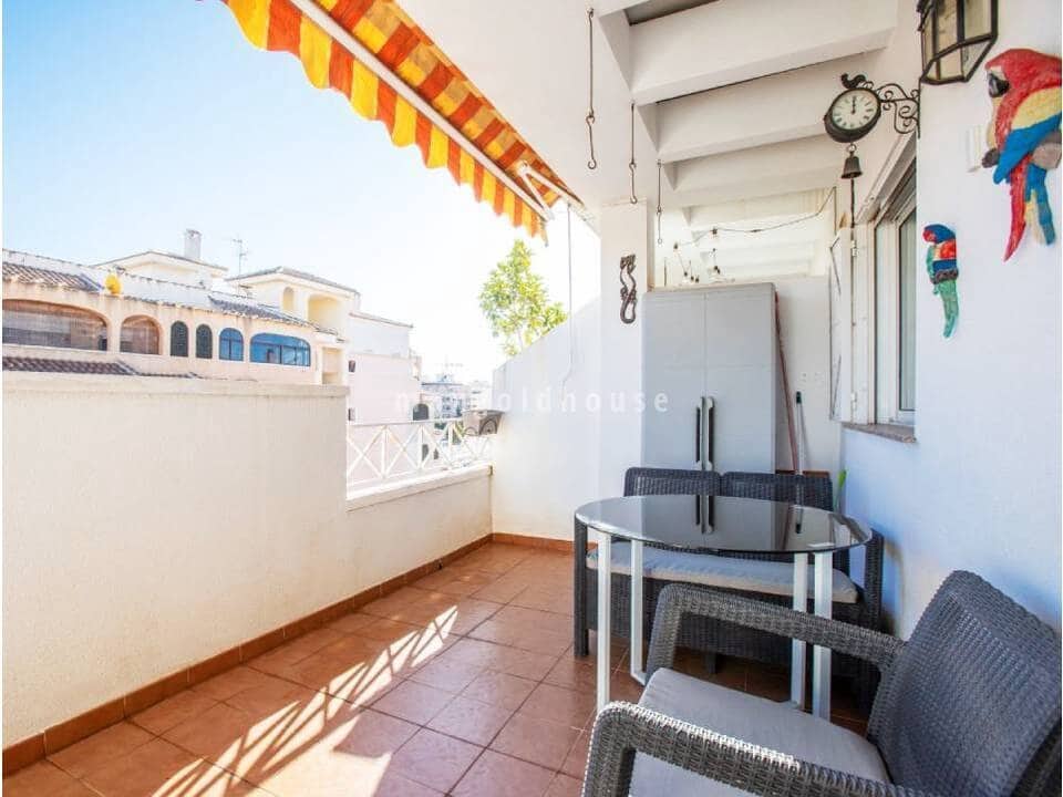 Apartamento de 2 habitaciones en Torrevieja en venta con piscina - 142.000 € (Ref: 9654344)