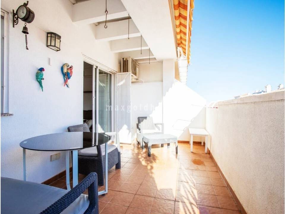 Apartamento de 2 habitaciones en Torrevieja en venta con piscina - 142.000 € (Ref: 9654344)