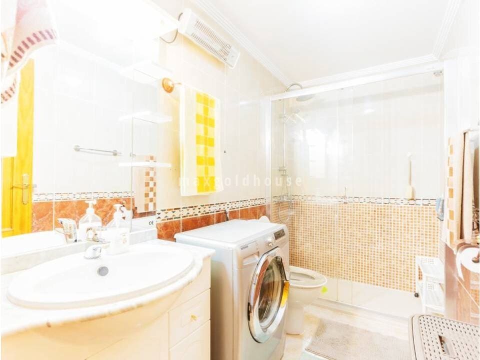 Apartamento de 2 habitaciones en Torrevieja en venta con piscina - 142.000 € (Ref: 9654344)