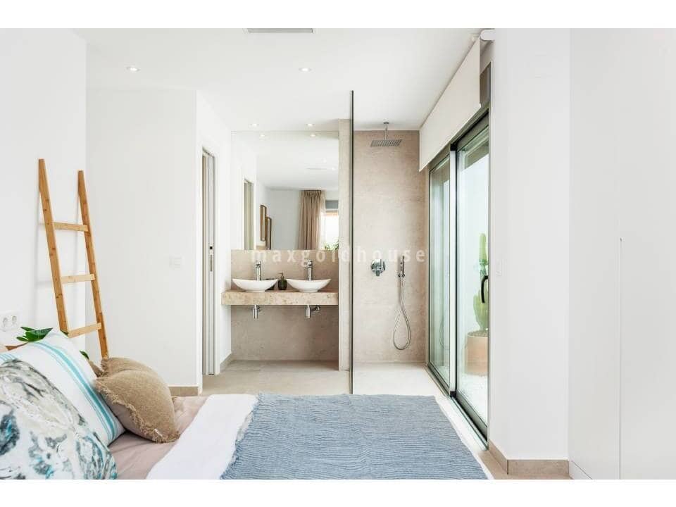 Chalet de 3 habitaciones en Los Alcázares en venta con piscina - 499.900 € (Ref: 9663292)