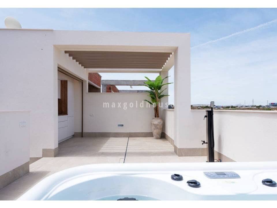 3 bedroom Villa for sale in Los Alcazares with pool - € 439,000 (Ref: 9667224)