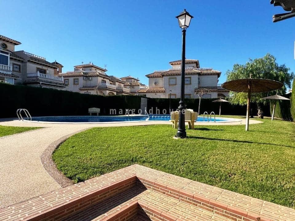 2 soveværelse Rækkehus til salg i Orihuela Costa med swimmingpool - € 229.900 (Ref: 9694493)