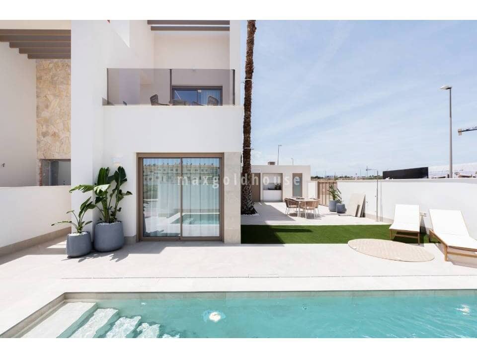 Chalet de 3 habitaciones en Los Alcázares en venta con piscina - 439.000 € (Ref: 9729761)