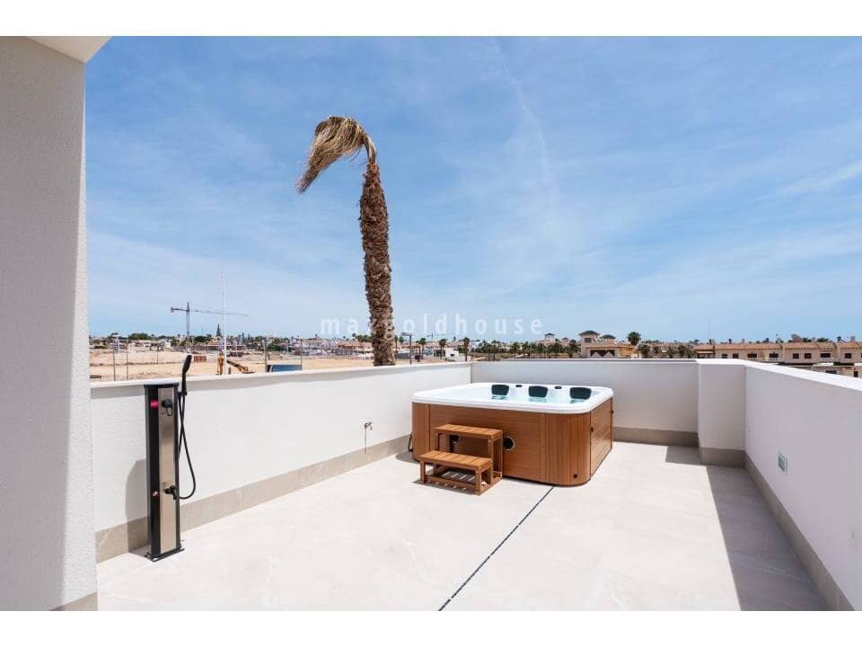 Chalet de 3 habitaciones en Los Alcázares en venta con piscina - 439.000 € (Ref: 9729761)