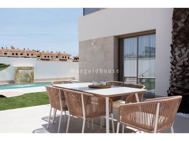 Chalet de 3 habitaciones en Los Alcázares en venta con piscina - 439.000 € (Ref: 9729761)