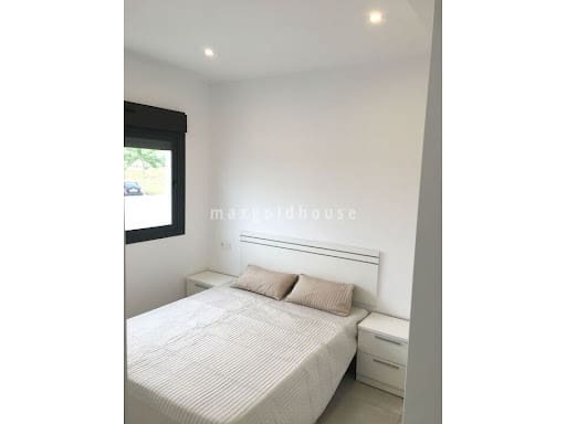 Chalet de 3 habitaciones en Villamartin en venta con piscina - 499.900 € (Ref: 9751464)