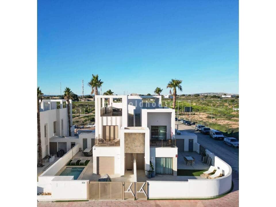 3 soveværelse Semi-Rækkehus til salg i Los Alcazares med swimmingpool - € 439.000 (Ref: 9784055)