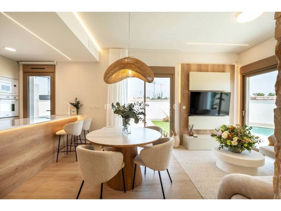 3 soveværelse Semi-Rækkehus til salg i Los Alcazares med swimmingpool - € 439.000 (Ref: 9784055)