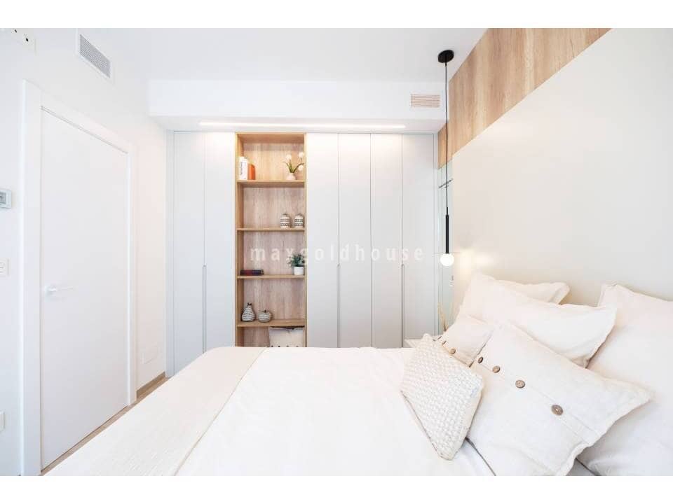 3 soveværelse Semi-Rækkehus til salg i Los Alcazares med swimmingpool - € 439.000 (Ref: 9784055)