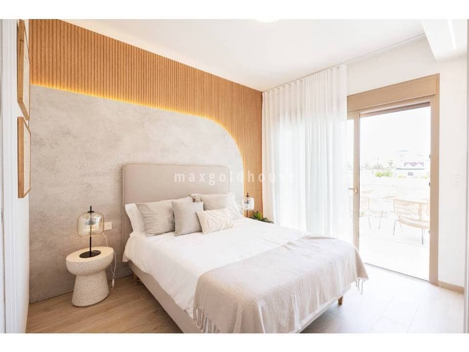 3 soveværelse Semi-Rækkehus til salg i Los Alcazares med swimmingpool - € 439.000 (Ref: 9784055)