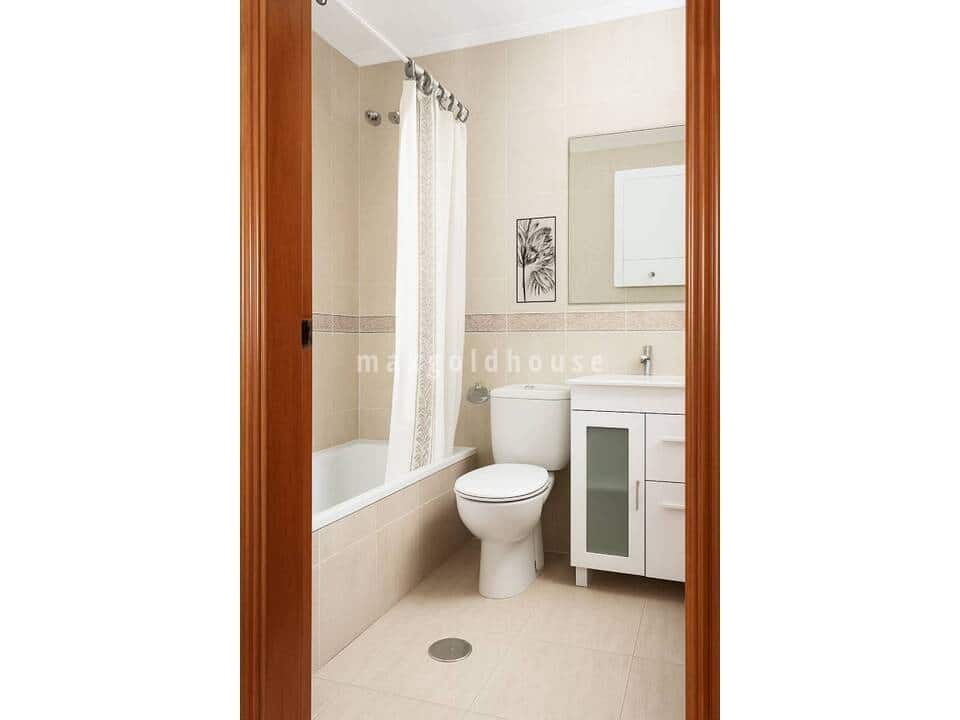 Apartamento de 2 habitaciones en Torrevieja en venta con piscina - 136.900 € (Ref: 9819722)