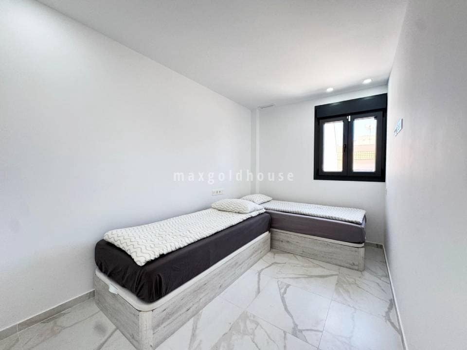 2 soveværelse Lejlighed til salg i Torrevieja med swimmingpool - € 390.000 (Ref: 9935378)