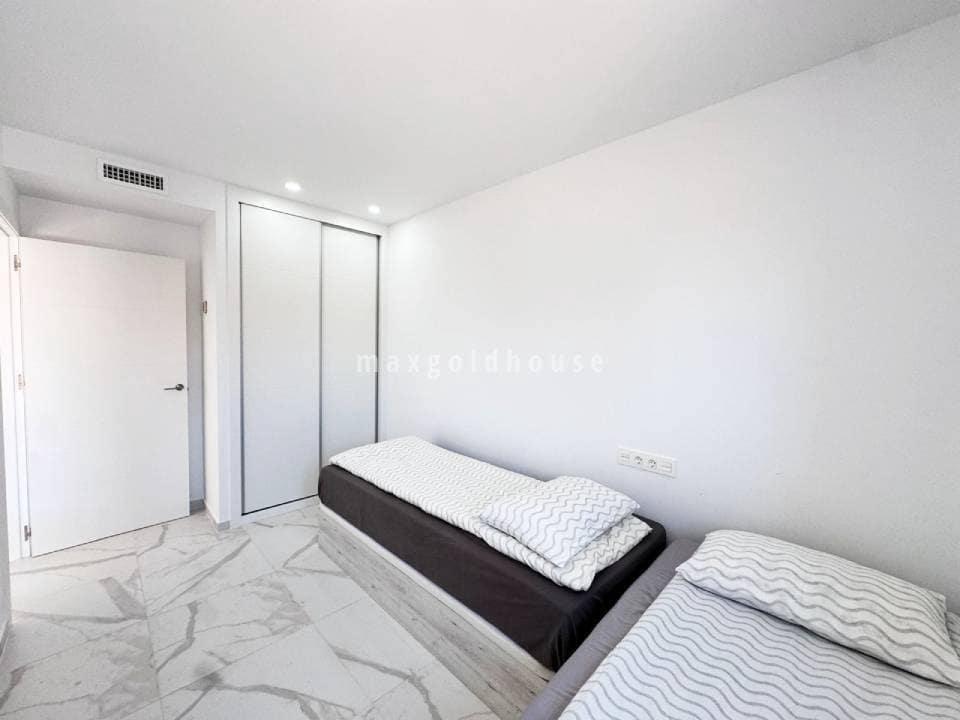 2 soveværelse Lejlighed til salg i Torrevieja med swimmingpool - € 390.000 (Ref: 9935378)