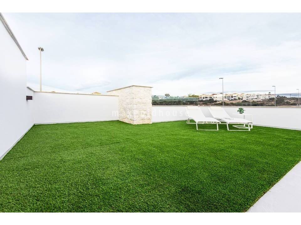 2 bedroom Villa for sale in Los Montesinos with pool - € 351,000 (Ref: 9995398)