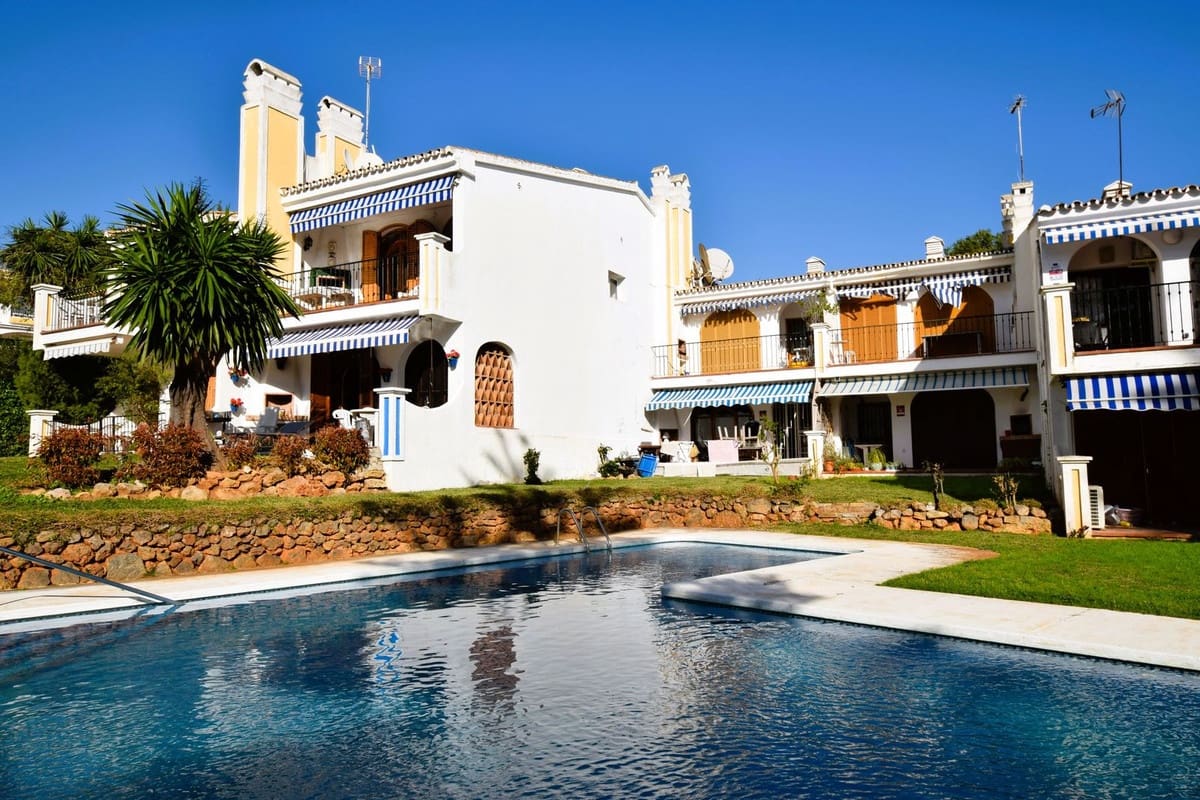 2 soveværelse Strandlejlighed til salg i Riviera del Sol med swimmingpool - € 395.000 (Ref: 10062816)