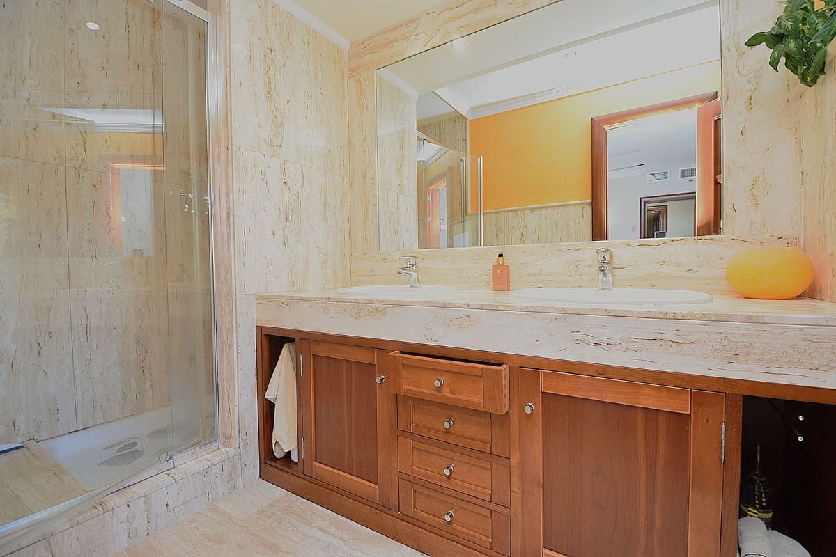 Adosado de 3 habitaciones en Calahonda en venta con piscina garaje - 649.950 € (Ref: 10156886)
