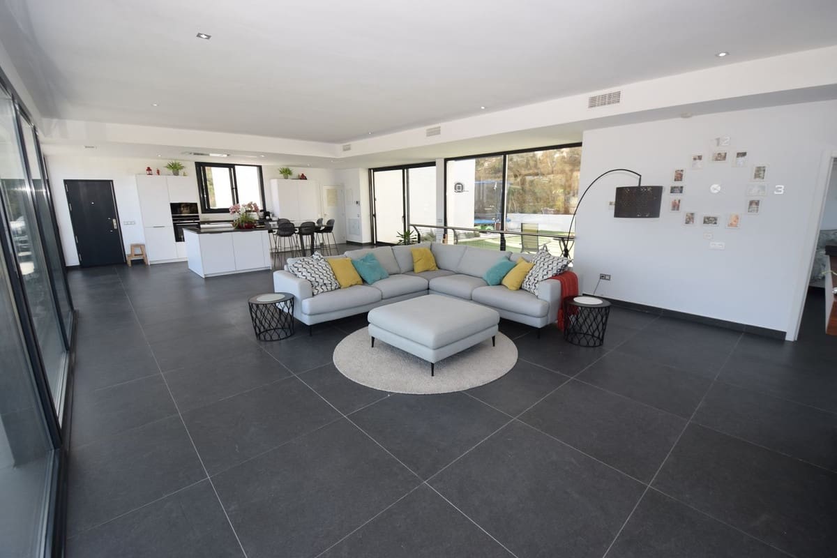 4 bedroom Villa for sale in La Cala Golf with pool garage - € 1,399,000 (Ref: 10182164)