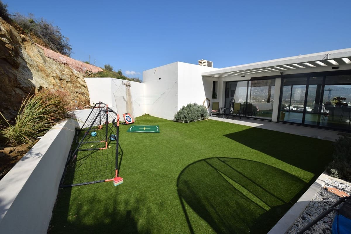 4 bedroom Villa for sale in La Cala Golf with pool garage - € 1,399,000 (Ref: 10182164)