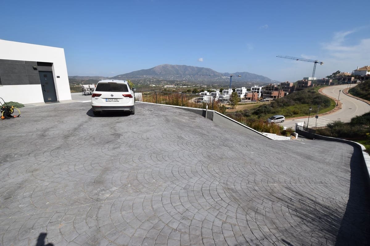 4 bedroom Villa for sale in La Cala Golf with pool garage - € 1,300,000 (Ref: 7413342)