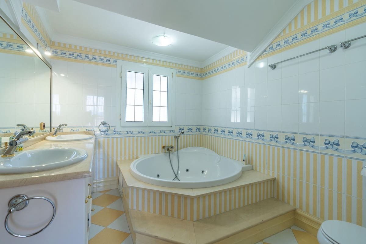 5 sypialnia Penthouse na sprzedaż w Marbella z garażem - 1 750 000 € (Ref: 8183679)