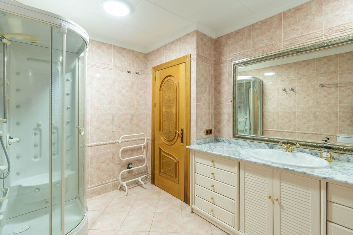 5 sypialnia Penthouse na sprzedaż w Marbella z garażem - 1 750 000 € (Ref: 8183679)