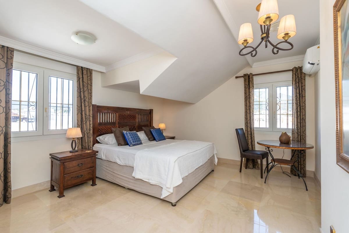 5 sypialnia Penthouse na sprzedaż w Marbella z garażem - 1 750 000 € (Ref: 8183679)