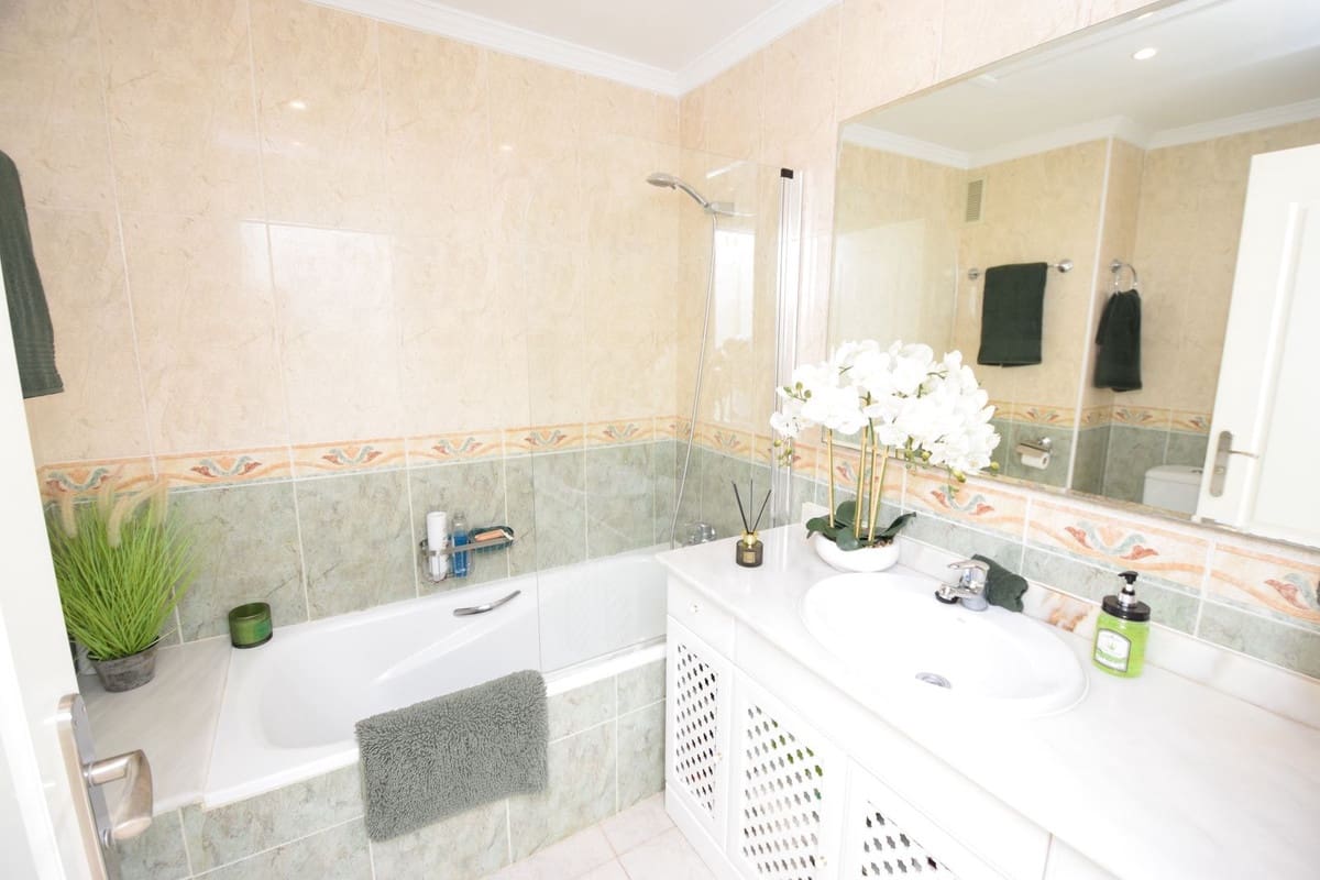 2 soveværelse Lejlighed til salg i Miraflores med swimmingpool garage - € 450.000 (Ref: 9094570)