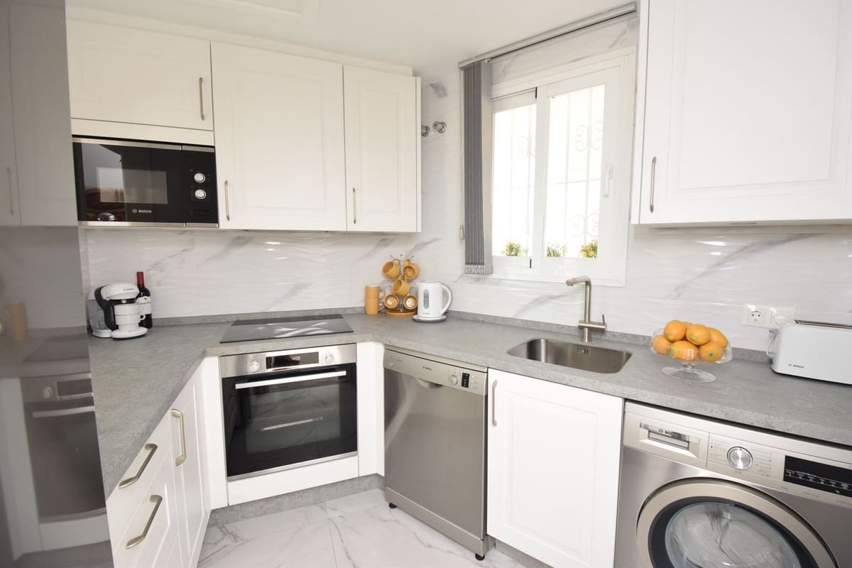 2 soveværelse Lejlighed til salg i Miraflores med swimmingpool garage - € 450.000 (Ref: 9094570)