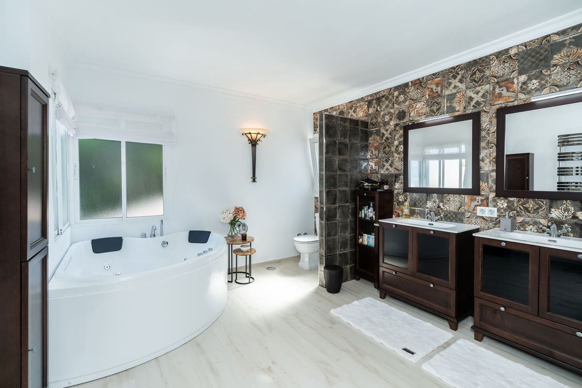 4 Zimmer Villa zu verkaufen in Mijas Costa mit Pool Garage - 1.495.000 € (Ref: 9105275)