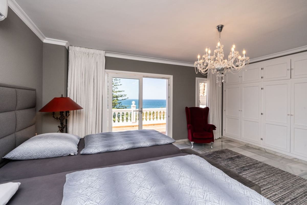 4 bedroom Villa for sale in Mijas Costa with pool garage - € 1,495,000 (Ref: 9105275)