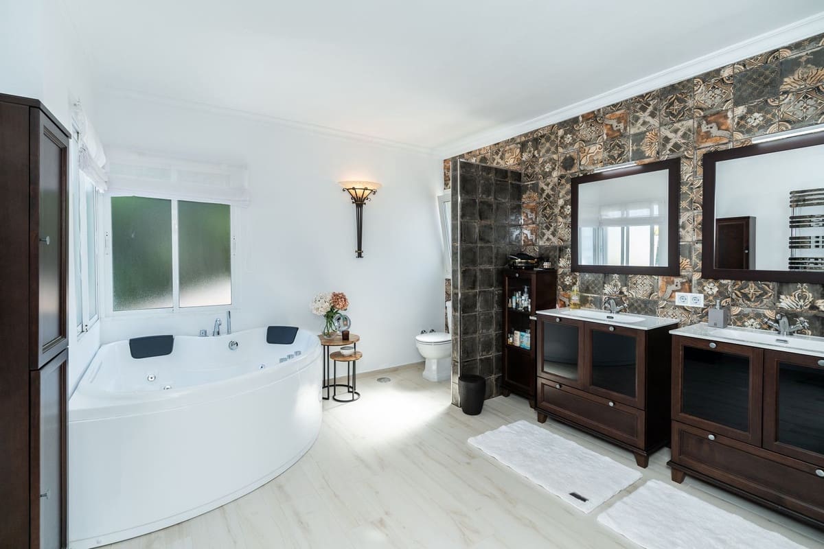 4 bedroom Villa for sale in Mijas Costa with pool garage - € 1,495,000 (Ref: 9105275)