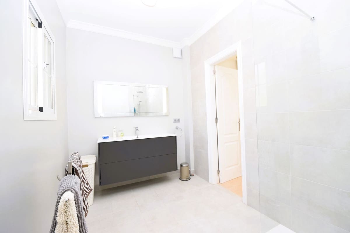 3 bedroom Villa for sale in La Cala de Mijas with pool garage - € 875,000 (Ref: 9223670)