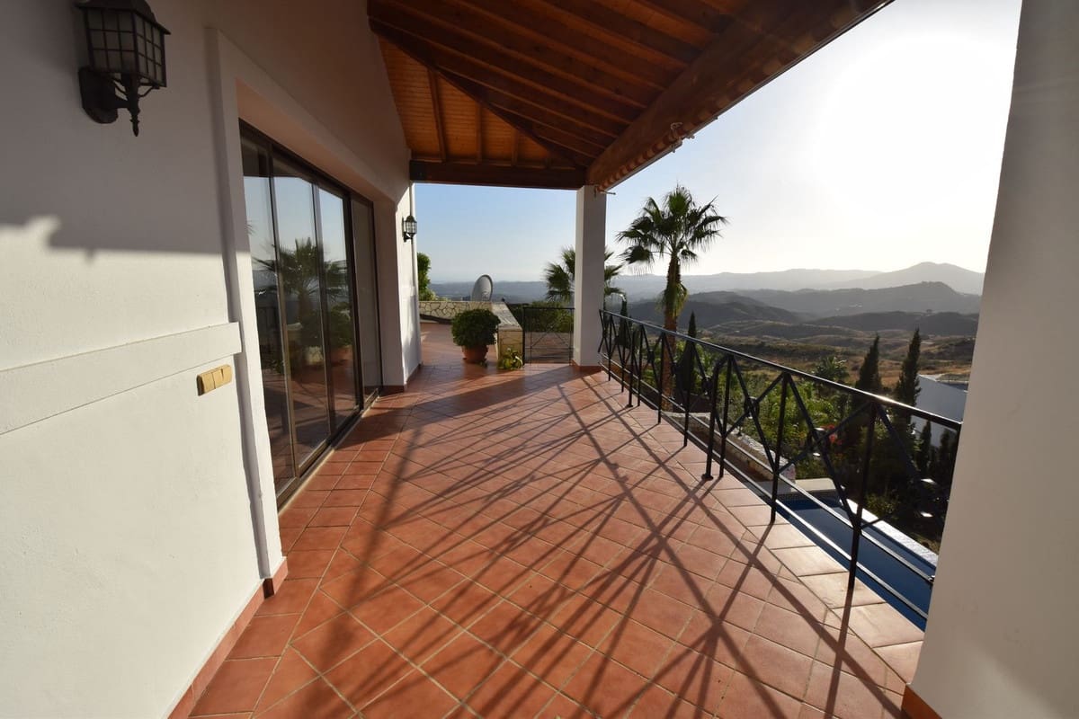 4 bedroom Villa for sale in Mijas with pool garage - € 1,450,000 (Ref: 9387034)