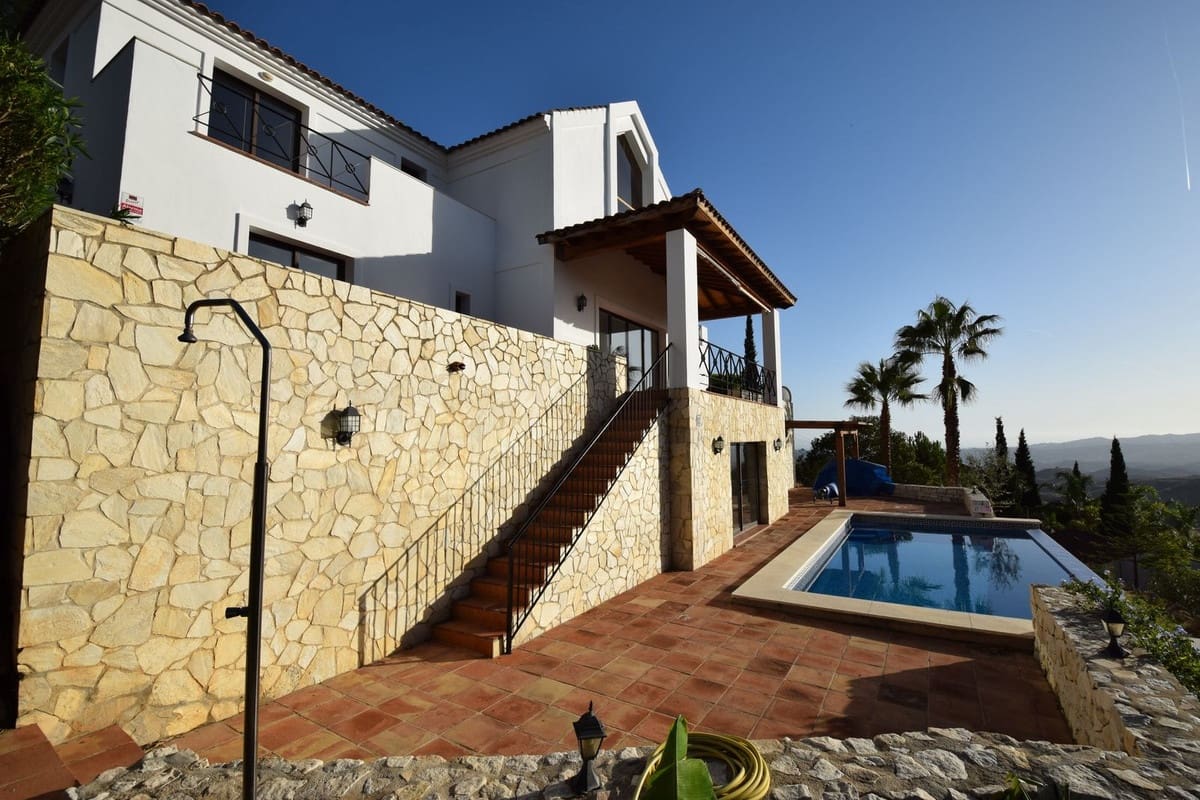 4 bedroom Villa for sale in Mijas with pool garage - € 1,450,000 (Ref: 9387034)