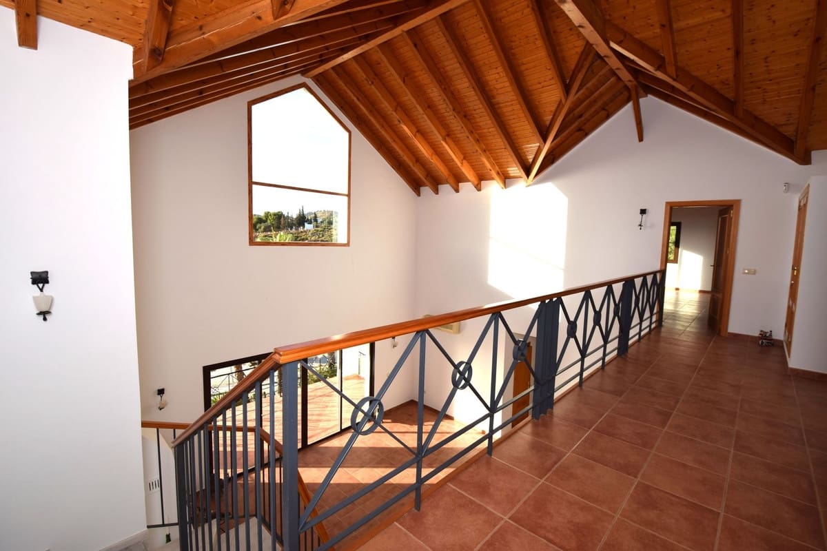 4 bedroom Villa for sale in Mijas with pool garage - € 1,450,000 (Ref: 9387034)