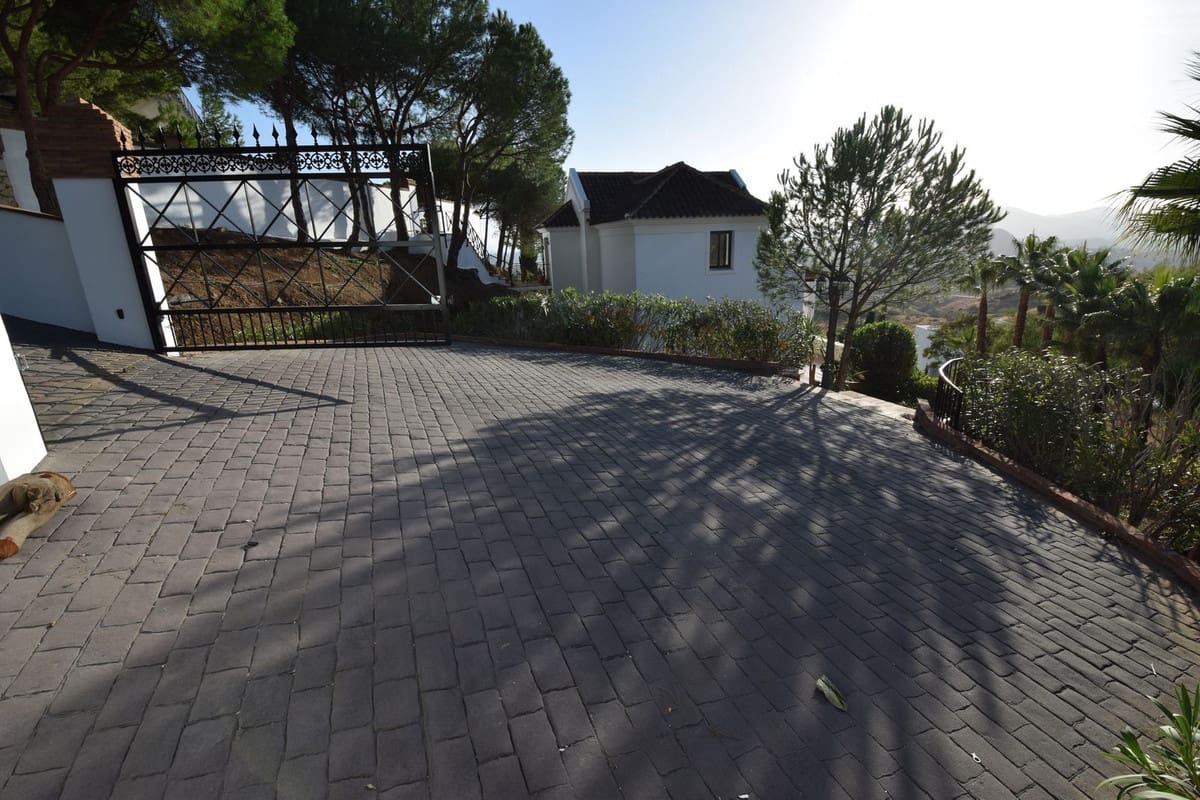 4 bedroom Villa for sale in Mijas with pool garage - € 1,450,000 (Ref: 9387034)