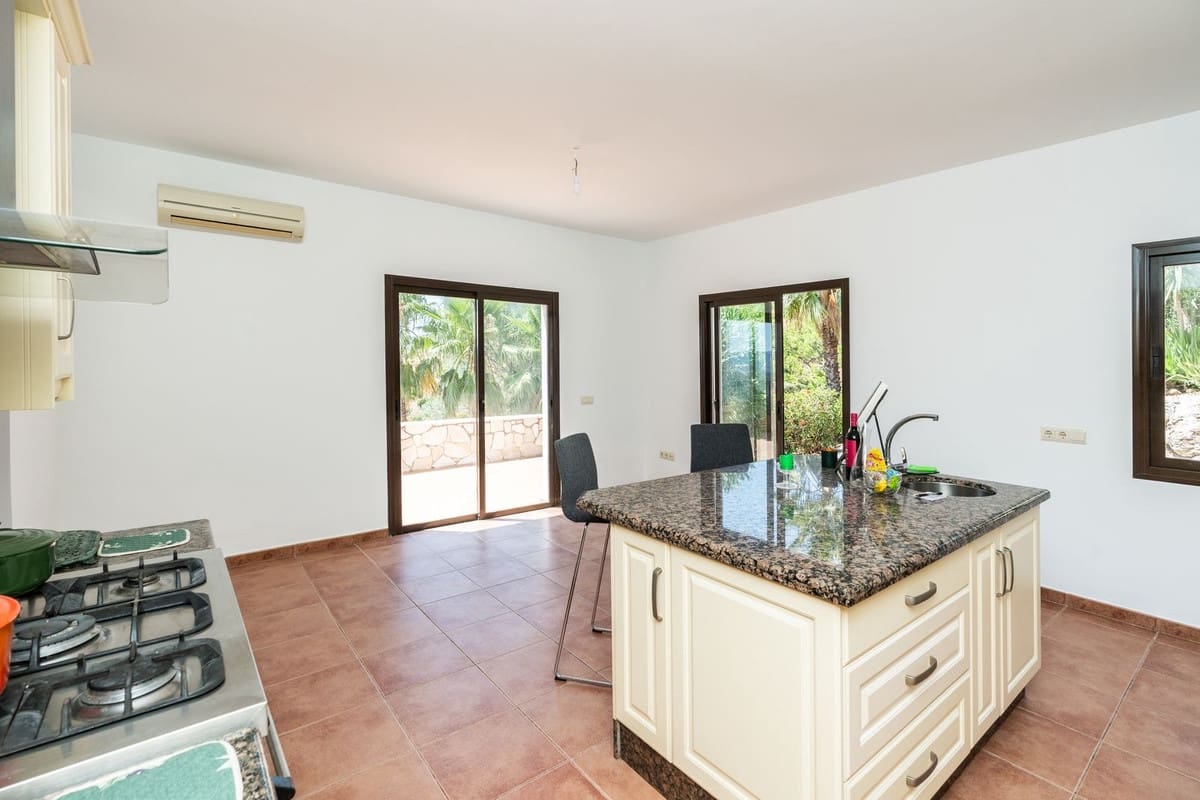 4 bedroom Villa for sale in Mijas with pool garage - € 1,450,000 (Ref: 9387034)