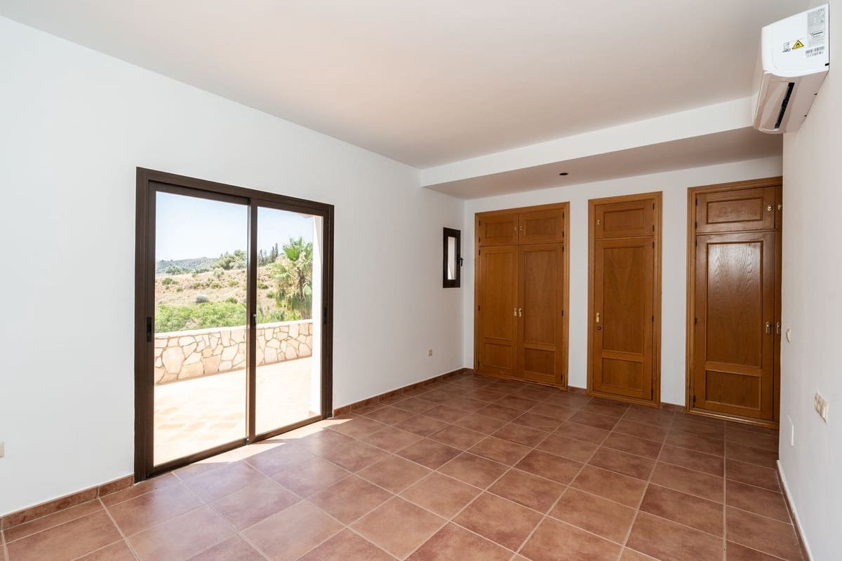 4 bedroom Villa for sale in Mijas with pool garage - € 1,450,000 (Ref: 9387034)