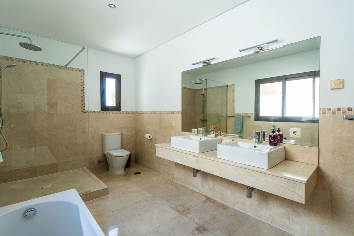 4 bedroom Villa for sale in Mijas with pool garage - € 1,450,000 (Ref: 9387034)