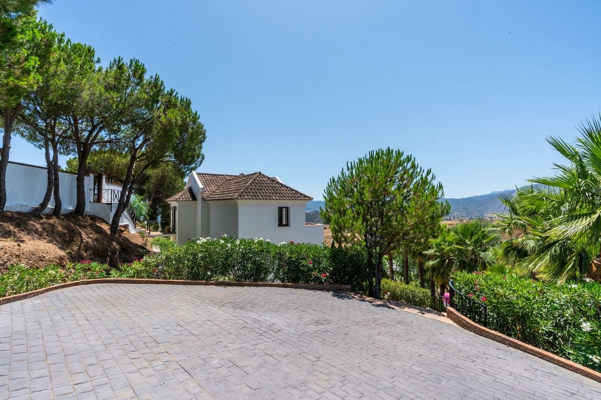 4 bedroom Villa for sale in Mijas with pool garage - € 1,450,000 (Ref: 9387034)