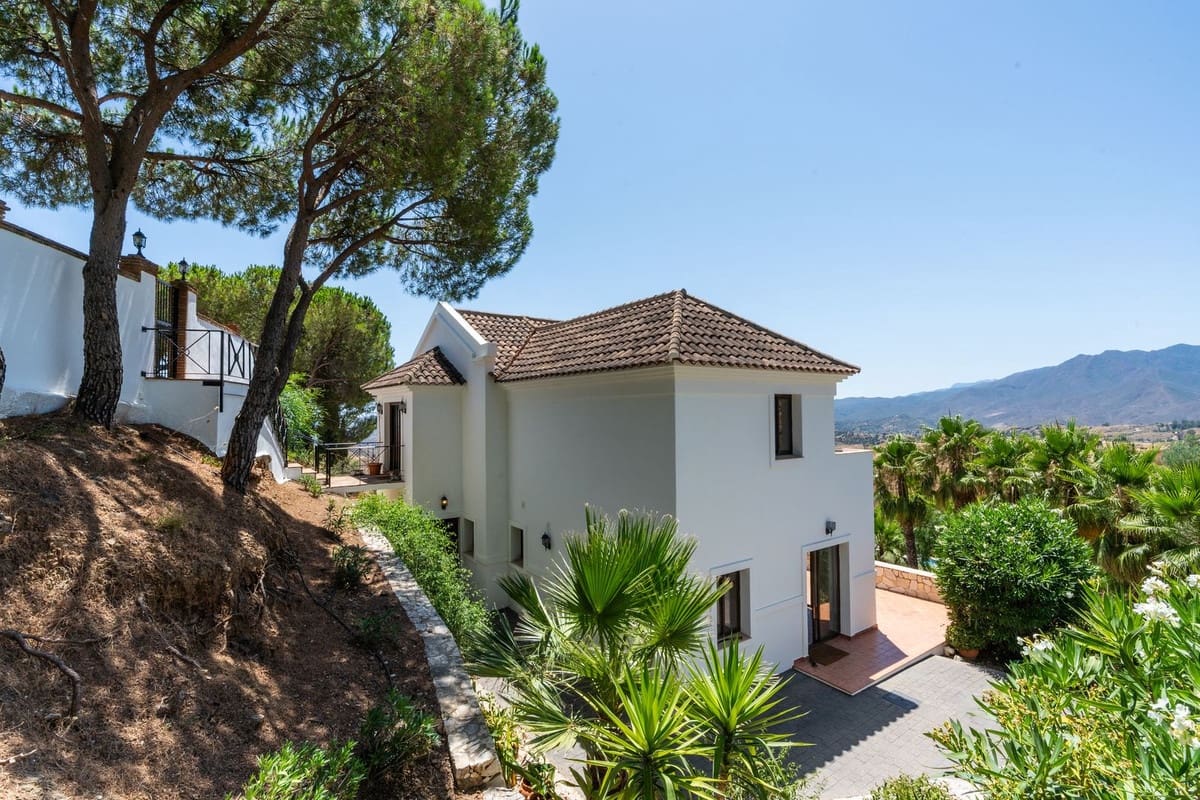4 bedroom Villa for sale in Mijas with pool garage - € 1,450,000 (Ref: 9387034)