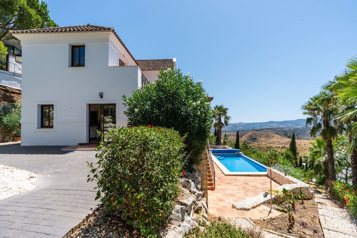 4 bedroom Villa for sale in Mijas with pool garage - € 1,450,000 (Ref: 9387034)