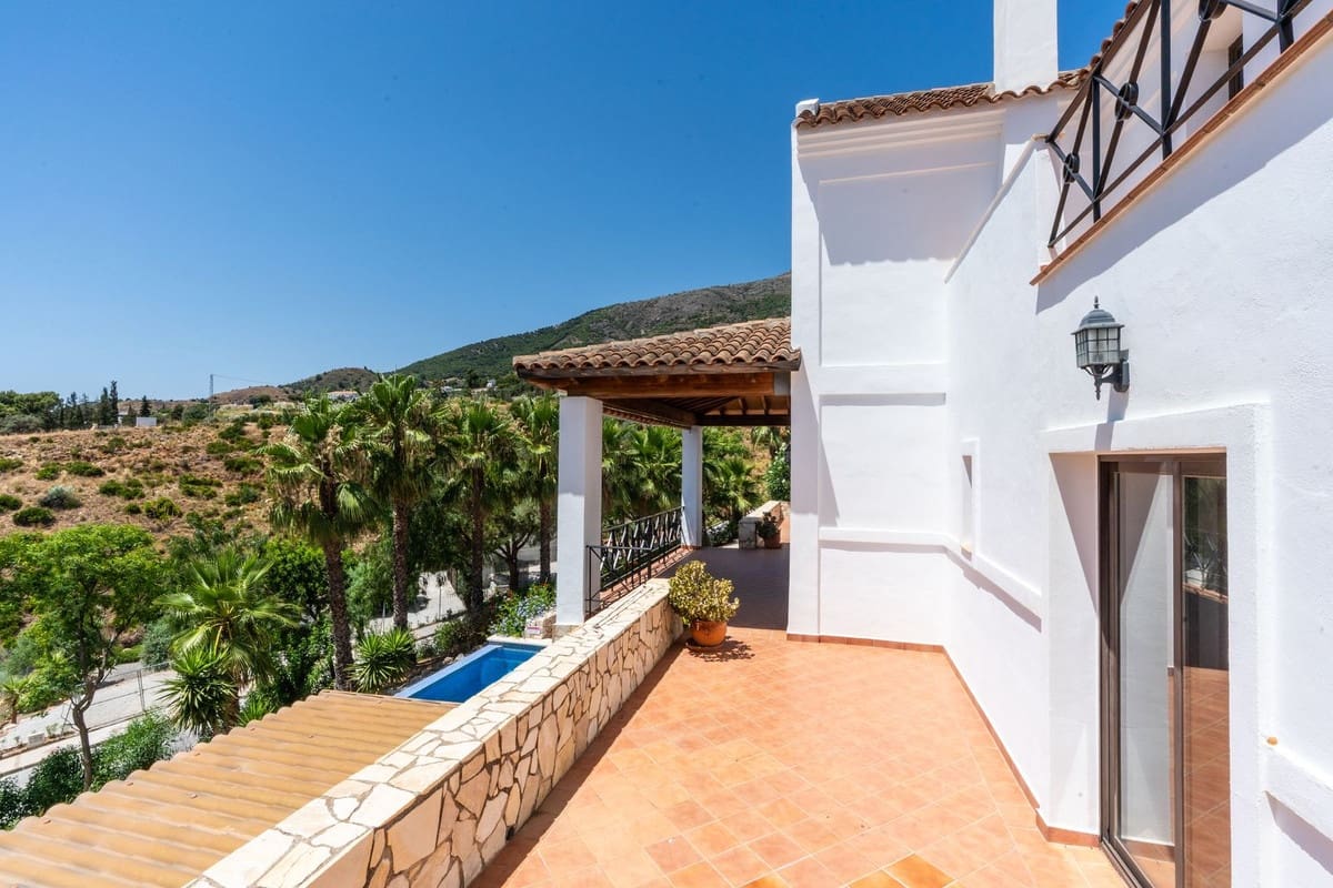 4 bedroom Villa for sale in Mijas with pool garage - € 1,450,000 (Ref: 9387034)