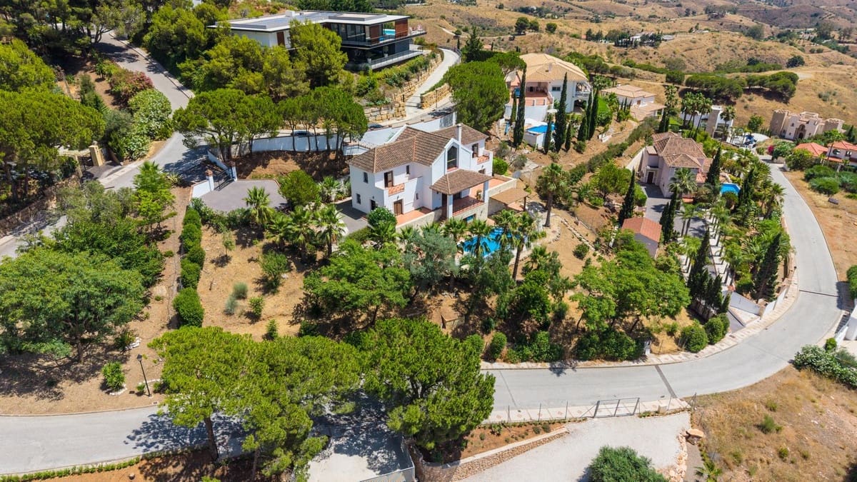 4 bedroom Villa for sale in Mijas with pool garage - € 1,450,000 (Ref: 9387034)