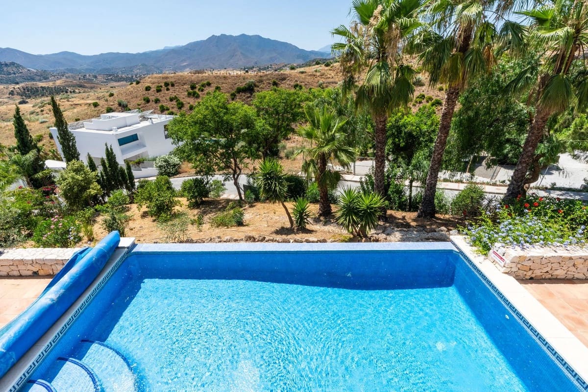 4 bedroom Villa for sale in Mijas with pool garage - € 1,450,000 (Ref: 9387034)