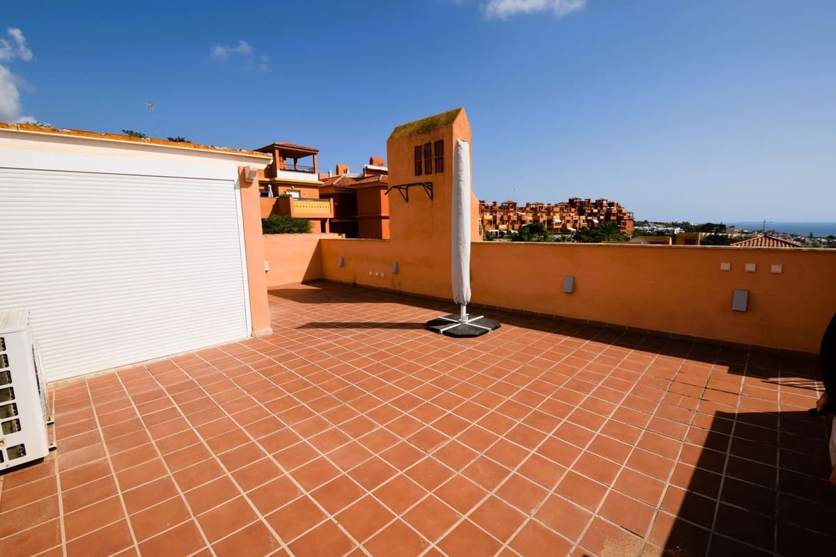 2 chambre Penthouse à vendre à La Reserva avec piscine garage - 329 000 € (Ref: 9563822)