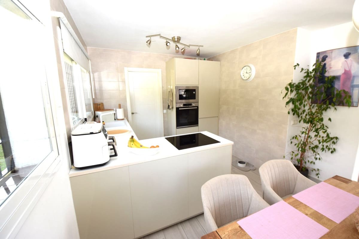 3 bedroom Villa for sale in La Cala de Mijas with pool - € 749,000 (Ref: 9676017)