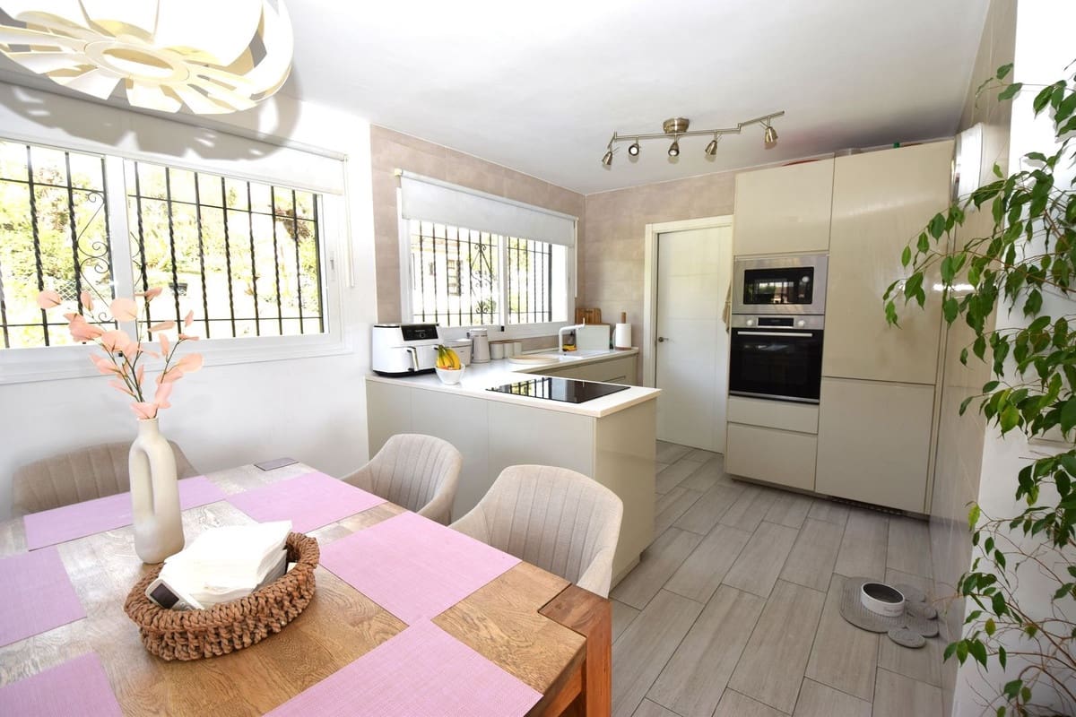 3 bedroom Villa for sale in La Cala de Mijas with pool - € 749,000 (Ref: 9676017)